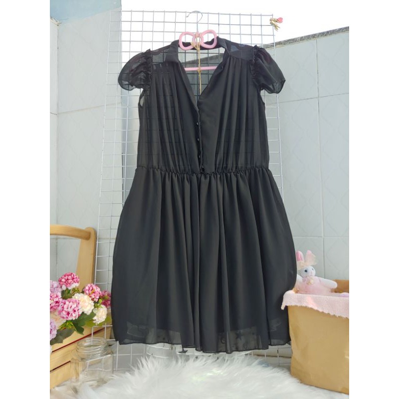 Đầm đen voan cổ trụ đen