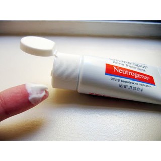Chấm mụn Neutrogena On The Spot Acne Treatment