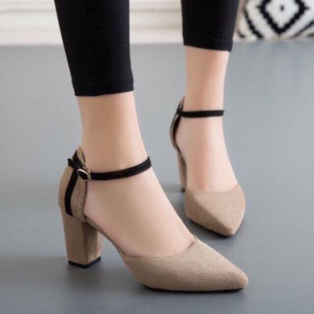 Giầy bít mũi kín gót có đen và trắng