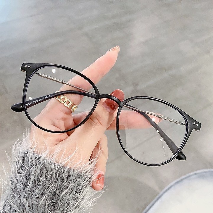 KÍNH NHỰA DẺO VIỀN MẢNH NHẸ NHÀNG DỄ MANG