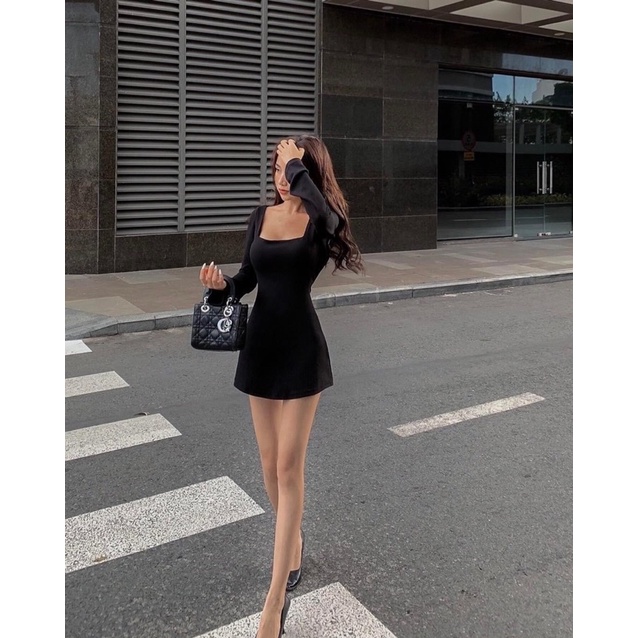 ĐẦM ĐEN - ĐỎ HỞ LƯNG CỔ VUÔNG TAY DÀI CÓ MÚT NGỰC VÀ DÂY KIM LOẠI