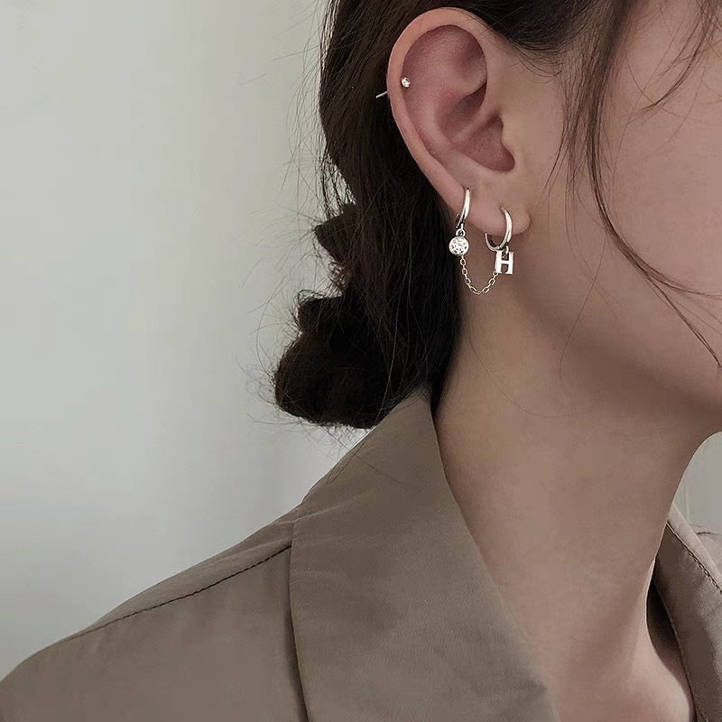 1 chiếc bông tai khoen xích đeo 2 lỗ Chữ H