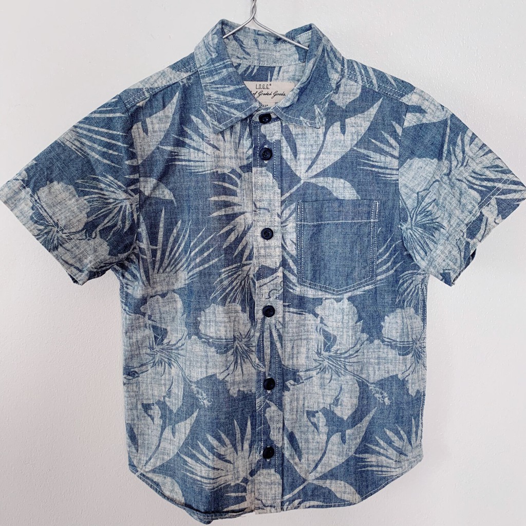 ÁO SƠ MI BÉ TRAI – H&M LOGG - SIZE 4-5 TUỔI (110 CM) – XANH DƯƠNG – COTTON – CỘC TAY – HOẠ TIẾT HOA LÁ - ĐÓNG CÚC TRƯỚC