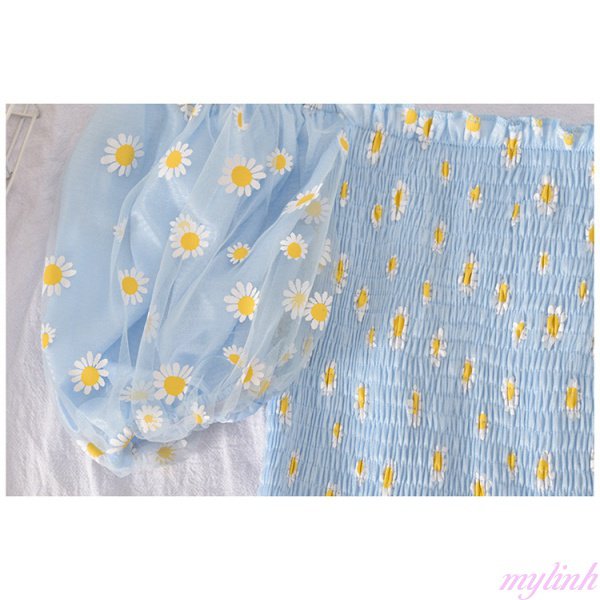 Áo sơ mi ngắn tay phồng một bên vai có hoa cúc nhỏ ngọt ngào, phần trên xếp ly khâu lưới