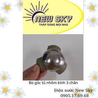 Bo góc tủ nhôm kính 3 chân, bọc inox bền đẹp, dùng trong việc đóng tủ nhôm, nối 3 cạnh tủ dễ dàng.