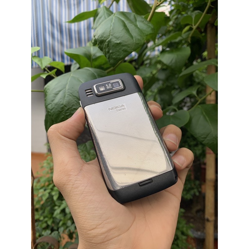 Điện thoại Nokia e72 loại vỏ zin đẹp