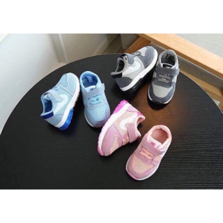 Giày thể thao trai gái đều mang dc , đế có đèn . 