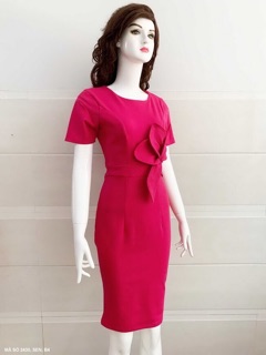 Đầm ôm đính hoa sen bên eo. TK. Hình thật