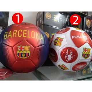 Bóng trưng bày gồm các chữ ký các cầu thủ Barcelona