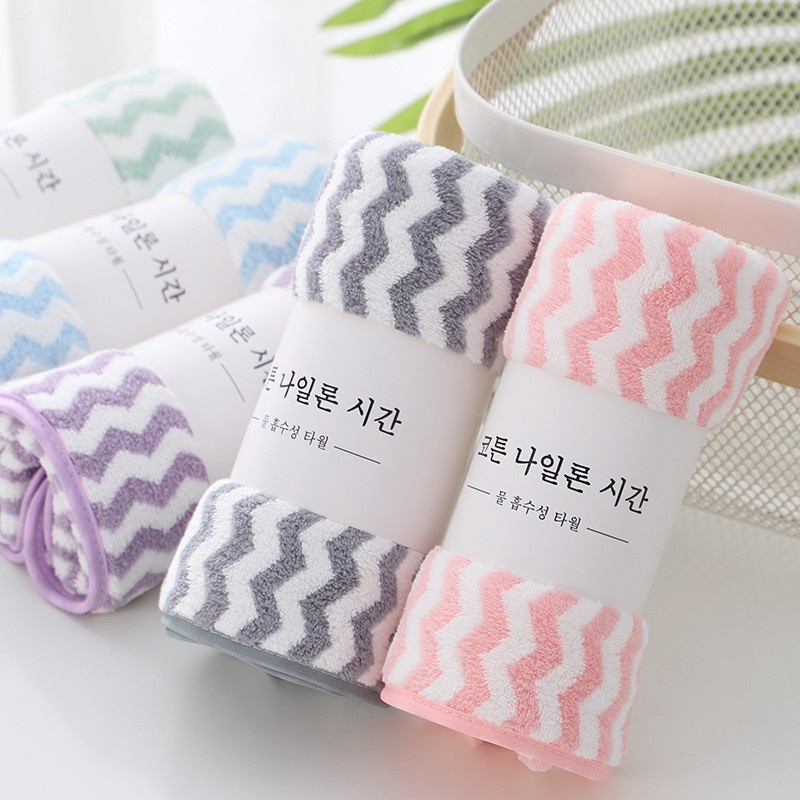 Khăn Mặt Lông Cừu Hàn Quốc Siêu Thấm Hút Loại Có Dòng Kẻ (Giao Màu Ngẫu Nhiên)