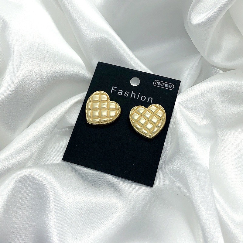 Khuyên tai mạ vàng có sẵn