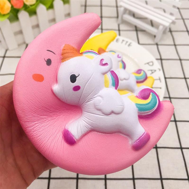 đồ chơi SquiShy NGỰA ÔM TRĂNG