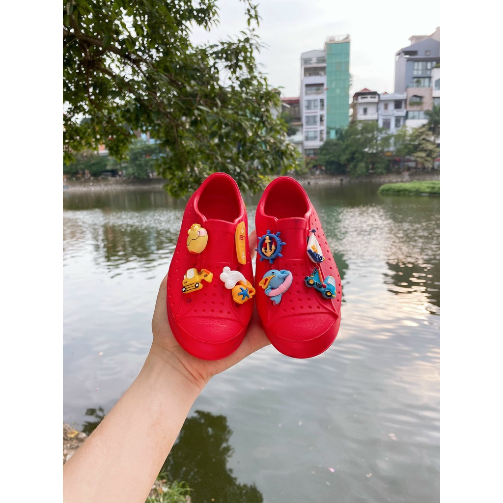 Giầy nhựa native tặng 8 charm cho bé chính hãng xuất dư xịn