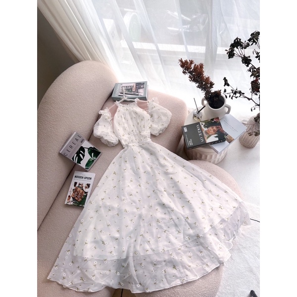 ĐẦM MIDI TRẮNG HOẠ TIẾT HOA CỔ BÈO KHOÉT TAY BỒNG