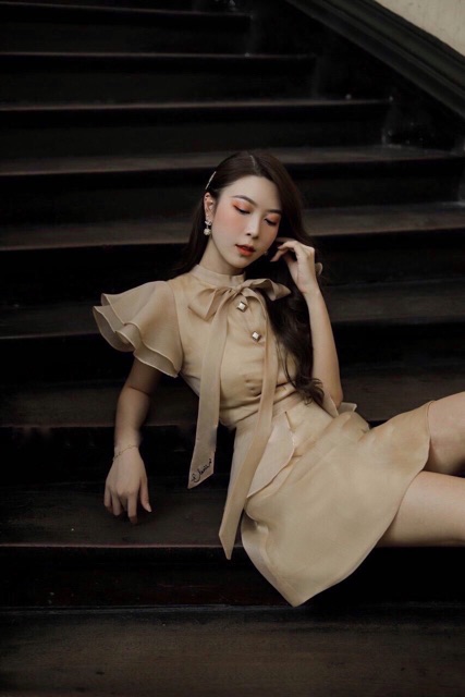 Váy be tay cánh tiên thiết kế cổ nơ
