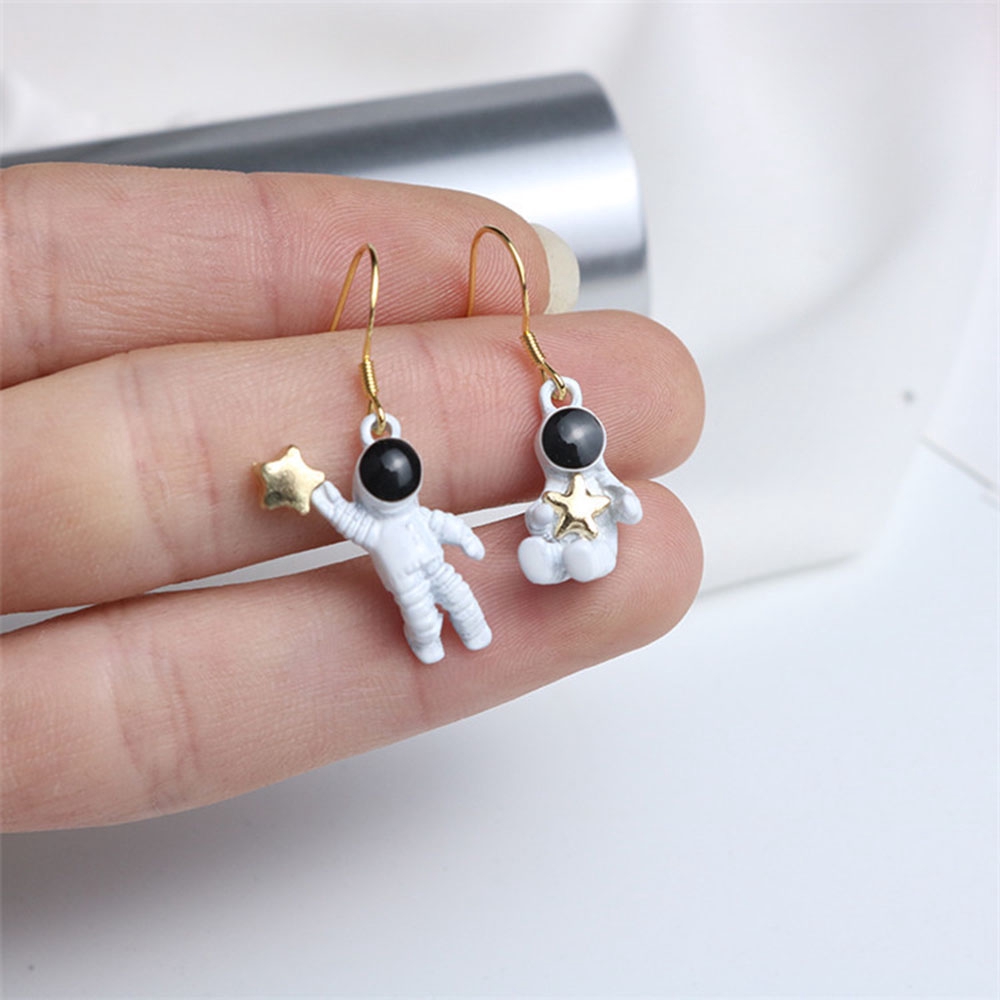 Đôi khuyên tai hình phi hành gia không đối xứng độc đáo