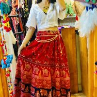 Chân váy boho, Ấn Độ tông đỏ