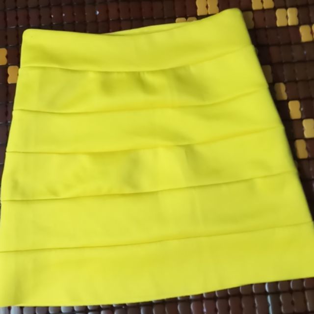 Chân váy sọc ôm dáng hơi chữ A