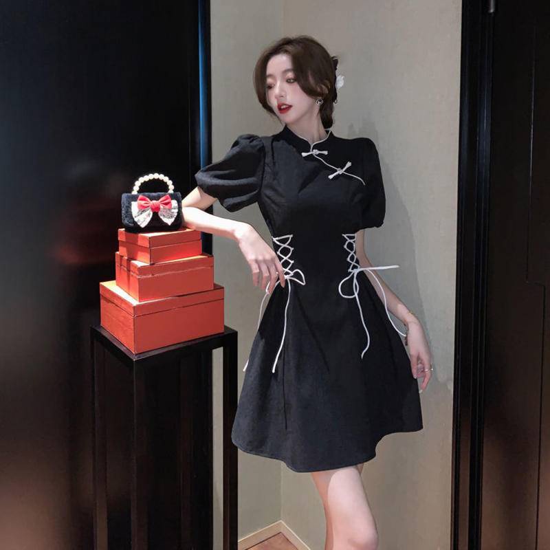 Váy ngắn tay thời trang của phụ nữ, thiết kế nút thắt tinh tế, làn váy lớn lộ ra đôi chân mảnh khảnh.