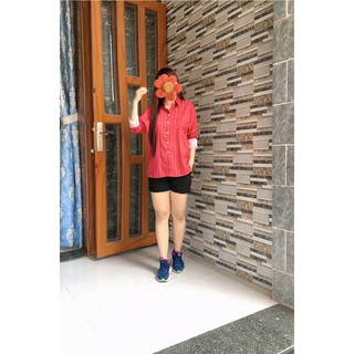 Áo sơ mi oversize sọc đỏ.