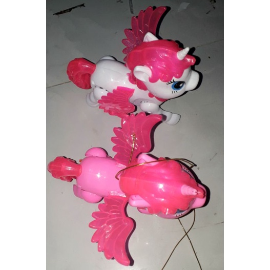 Một mô hình chú Ngựa Pony bằng nhựa có nhạc và đèn led rất đẹp tặng kèm pin