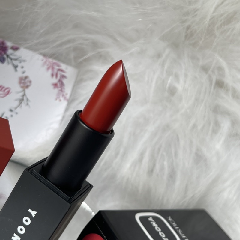 Son Yoona Matte Lip chất son mịn lì, lâu trôi
