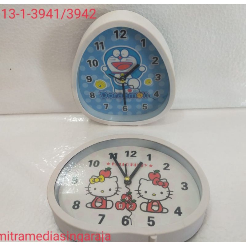 Đồng hồ treo tường in chữ HELLO KITTY DORAEMON