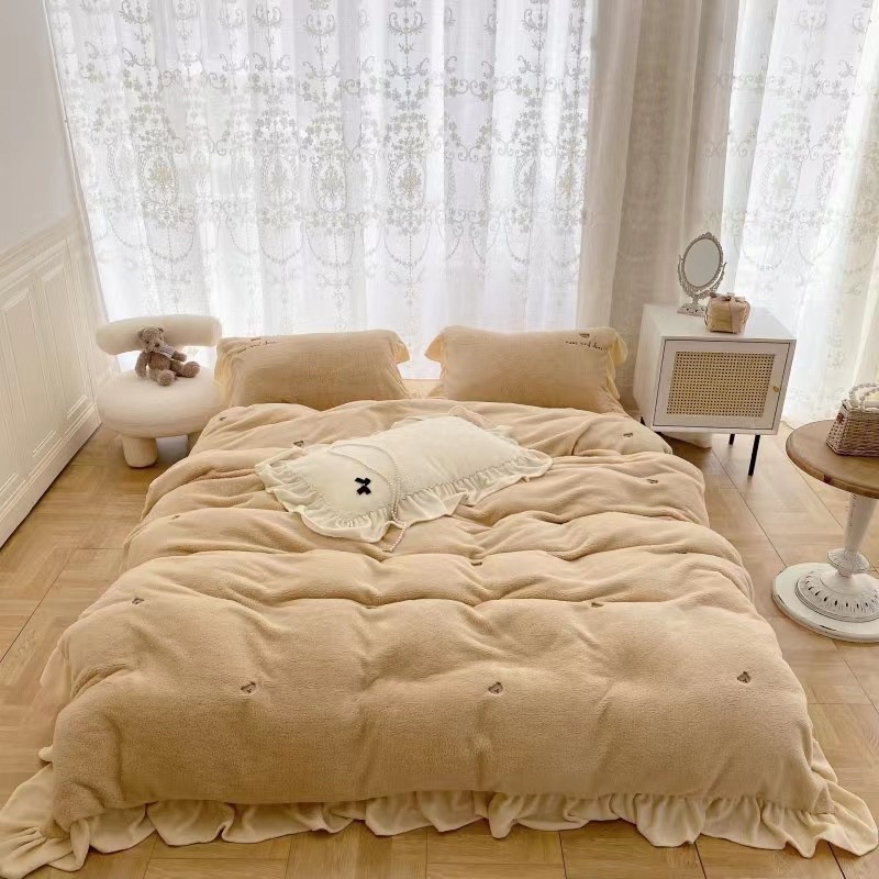 Bộ chăn ga gối nỉ nhung tuyết viền bèo thêu gấu teddy