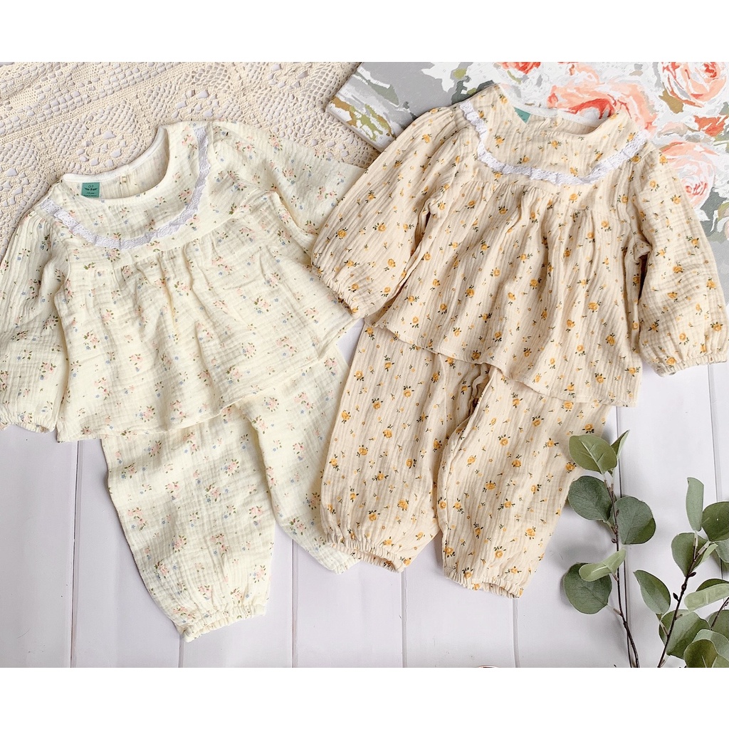 Bộ dài tay hoa nhí Dewkids cổ đính viền ren vải xô mulin cao cấp cho bé gái DKT004