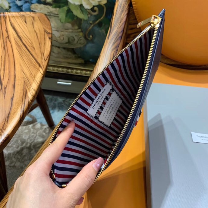 Ví cầm tay Thom Browne size 30*20