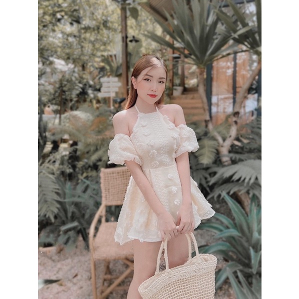 Áo cổ yếm ren cục bông dáng peplum tiểu thư màu kem