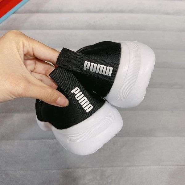 SĂN SALE HÃNG GIÀY NỮ SLIP ON PUMA ĐEN ĐẾ TRẮNG SIZE 38.5VN - 8 US 369621 01