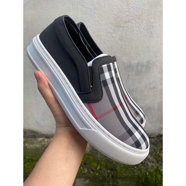 Giày lười slipon buberry nam . Giày thể thao buberry buộc dây kẻ đen kèm hộp