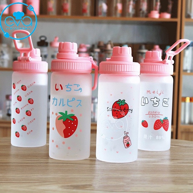 Bình Đựng Nước Thuỷ Tinh Mờ Nắp Bật Có Quai Cầm Dâu Tây Strawberry 500 Ml Tặng Kèm Ống Hút Tiện Lợi