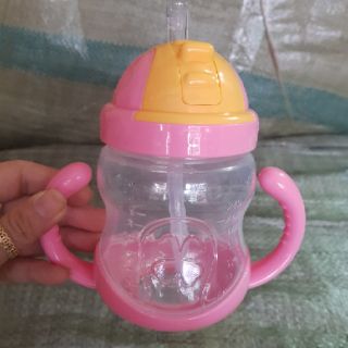 Bình đựng nước trẻ em có ống hút