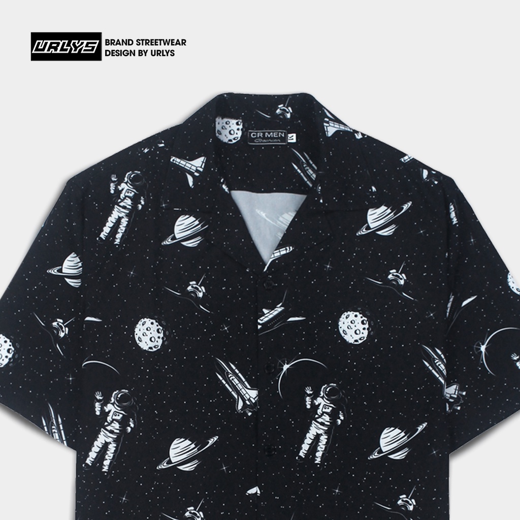 Áo sơ mi tay ngắn nam nữ URLYS form rộng sơ mi họa tiết tay lỡ cổ vest unisex ulzzang phi hành gia đen