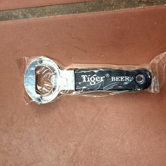 2 dụng cụ mở bia chai