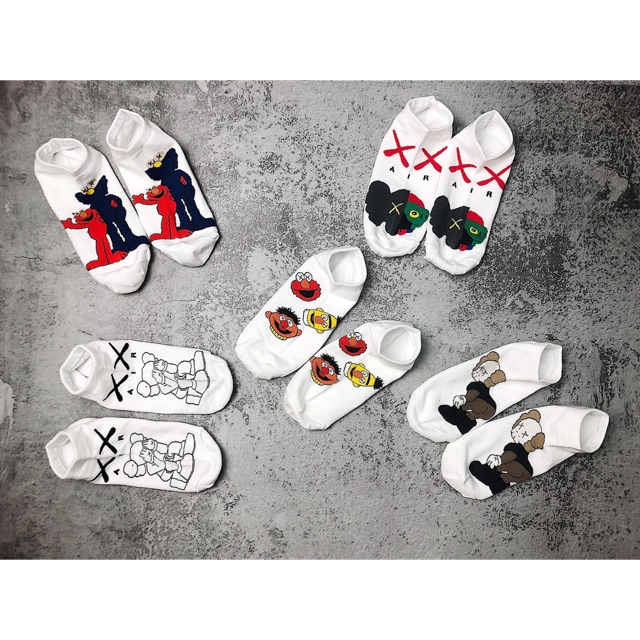 Tất vớ hoạt hình họa tiết Kaws