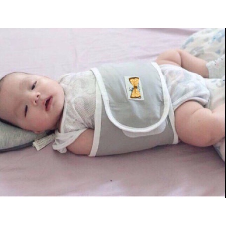 Khăn quấn tay chống giật mình cho bé