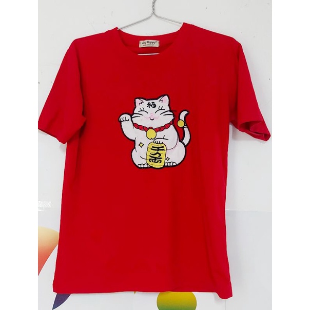 Áo thun si màu đỏ hình con mèo vẫy tay . Chất vải mịn, xịn.Size M