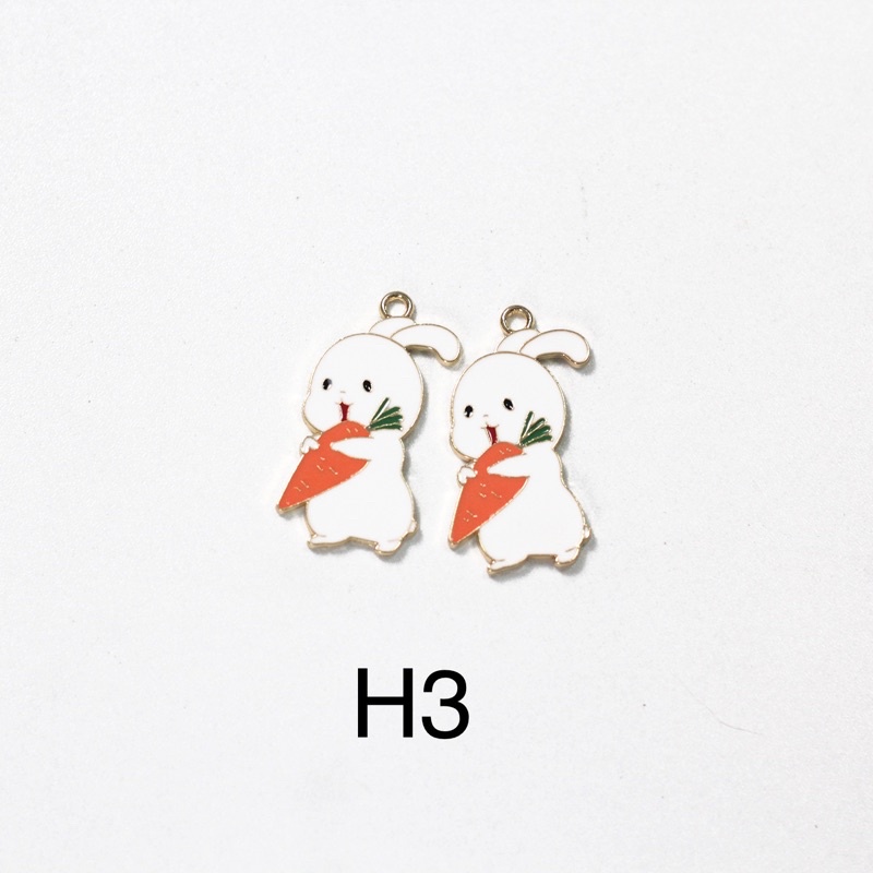 Charm kim loại thỏ ôm cà rốt