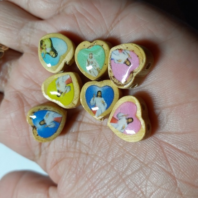 gói 2-5-10 khánh trái tim gỗ 3 lỗ làm tràng hạt màu vàng size 12mm