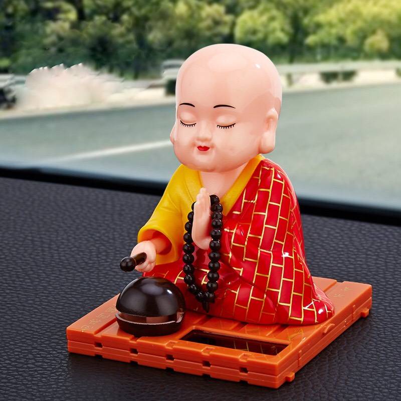 Tượng phật chú tiểu gõ mõ tụng kinh để taplo trang trí xe hơi ô tô