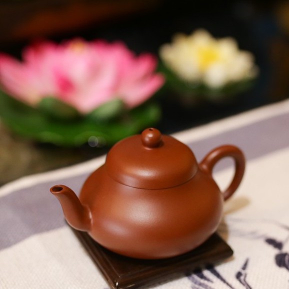 Ấm tử sa trái lê với chất đất chu đỏ mịn màng mã TPH0012 cho những người dùng pha trà độc ẩm.