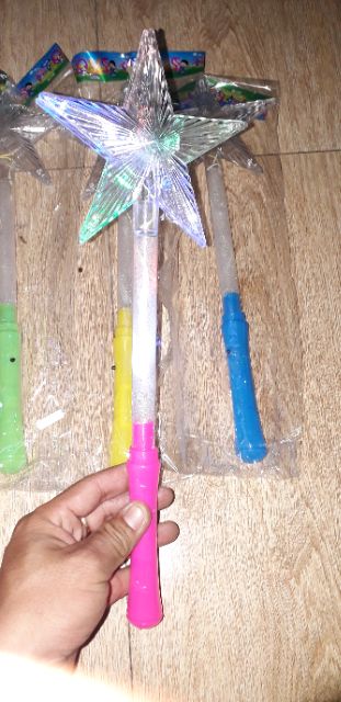 Giáng Sinh_Cây đèn Led Ngôi sao chơi Noel bằng nhựa có kèm pin dài 36cm