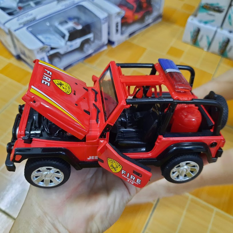 Xe ô tô Jeep 1:32 bằng hợp kim nhựa có âm thanh cảnh sát và đèn nháy mô hình xe ô tô đồ chơi trẻ em