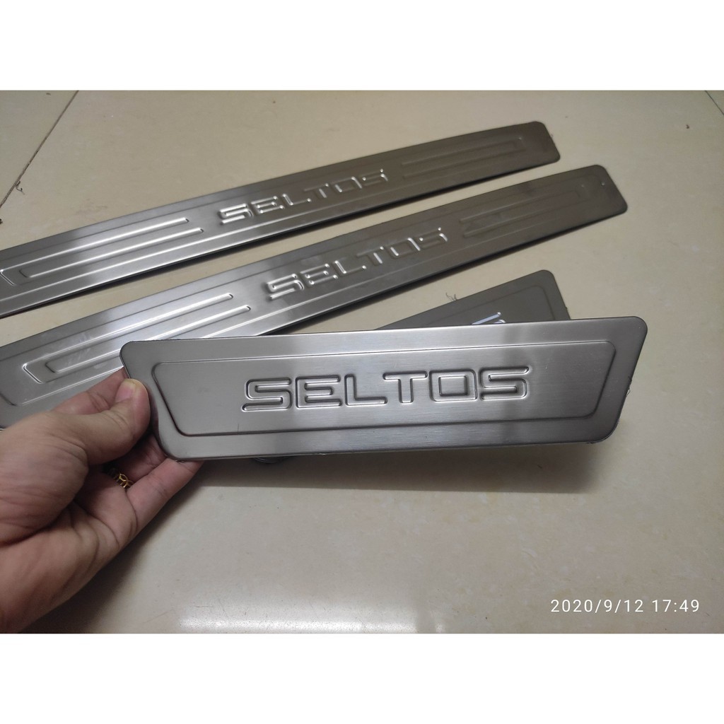 Ốp Bậc Cửa Xe Kia Seltos 2020 Mẫu Inox
