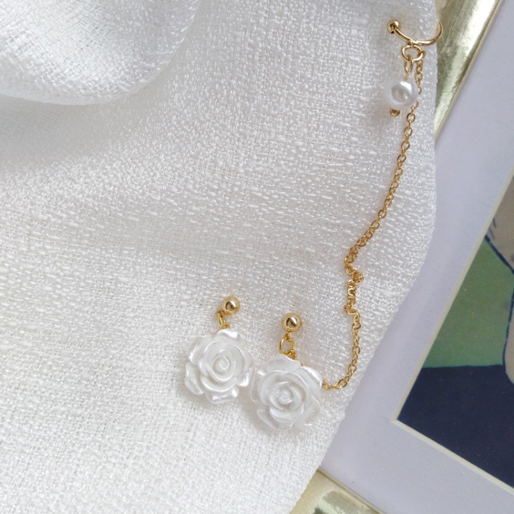 Bông tai hoa hồng trắng kẹp vành không đối xứng - Mely 1443