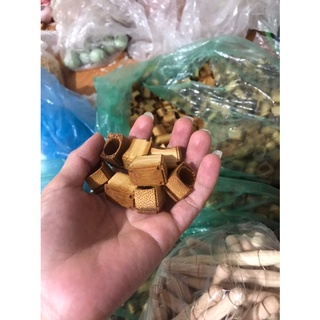 Tai tàu gắn cóng chim mào choè khuyên..