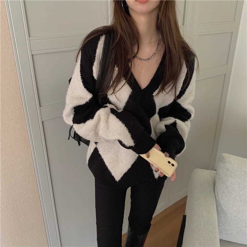Áo sweater màu trắng đen phong cách retro Hong Kong thời trang cho nữ 2021